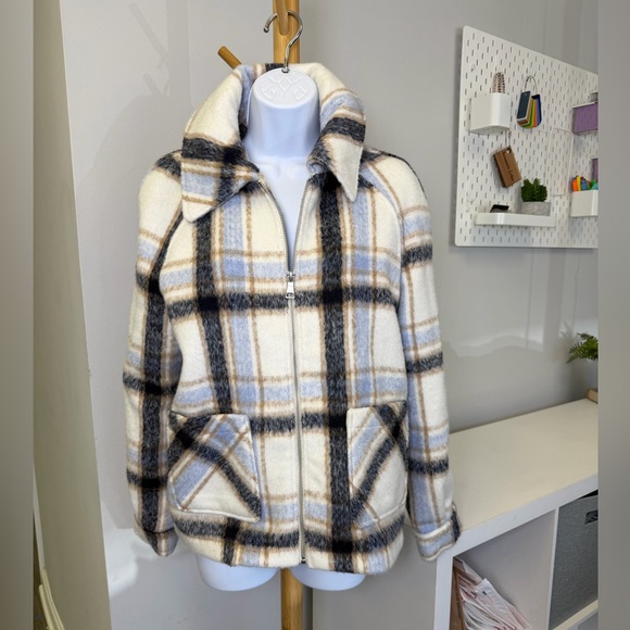 Bagatelle Collection Jackets & Blazers - Bagatelle Collection Cozy Cream and Blue Plaid Zip-Up Jacket Sz M